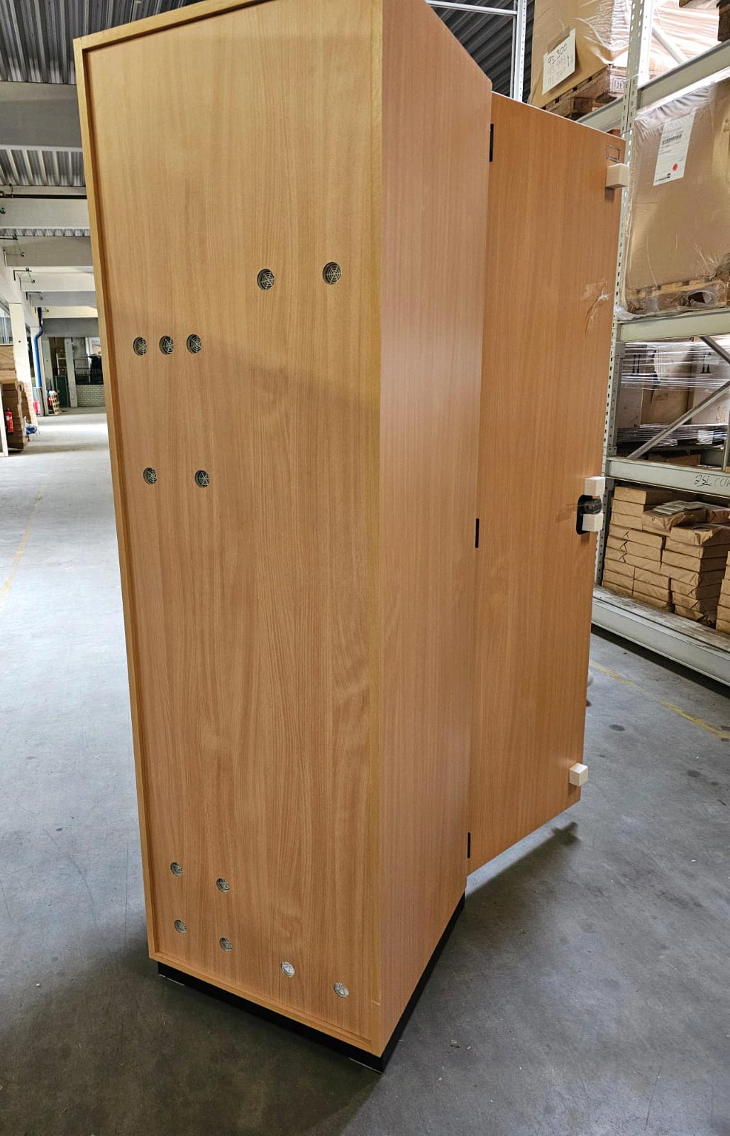 Original Bundeswehr Buche-Dekor Spind Rückseite mit Lüftungslöchern Original Bundeswehr Buche-Dekor Spind Rückseite mit Lüftungslöchern