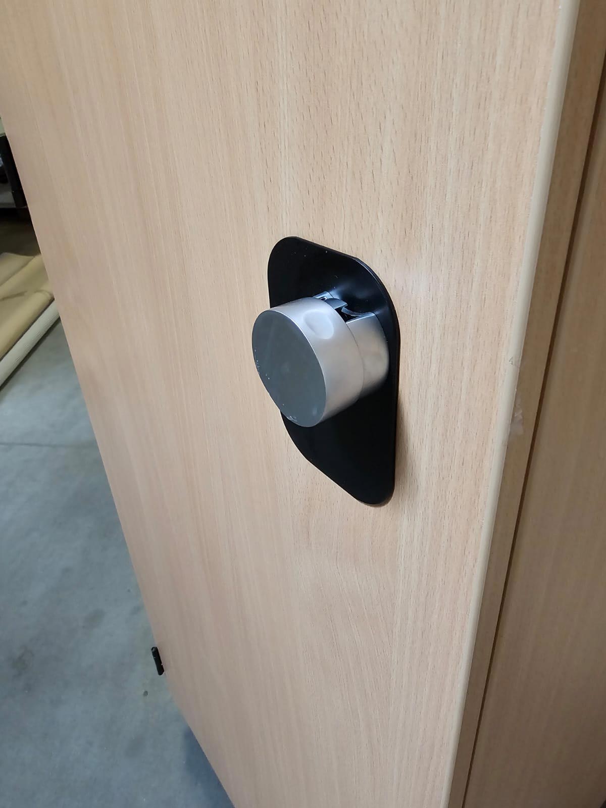 Original Bundeswehr Buche-Dekor Spind Türknauf Verschluss Original Bundeswehr Buche-Dekor Spind Türknauf Verschluss