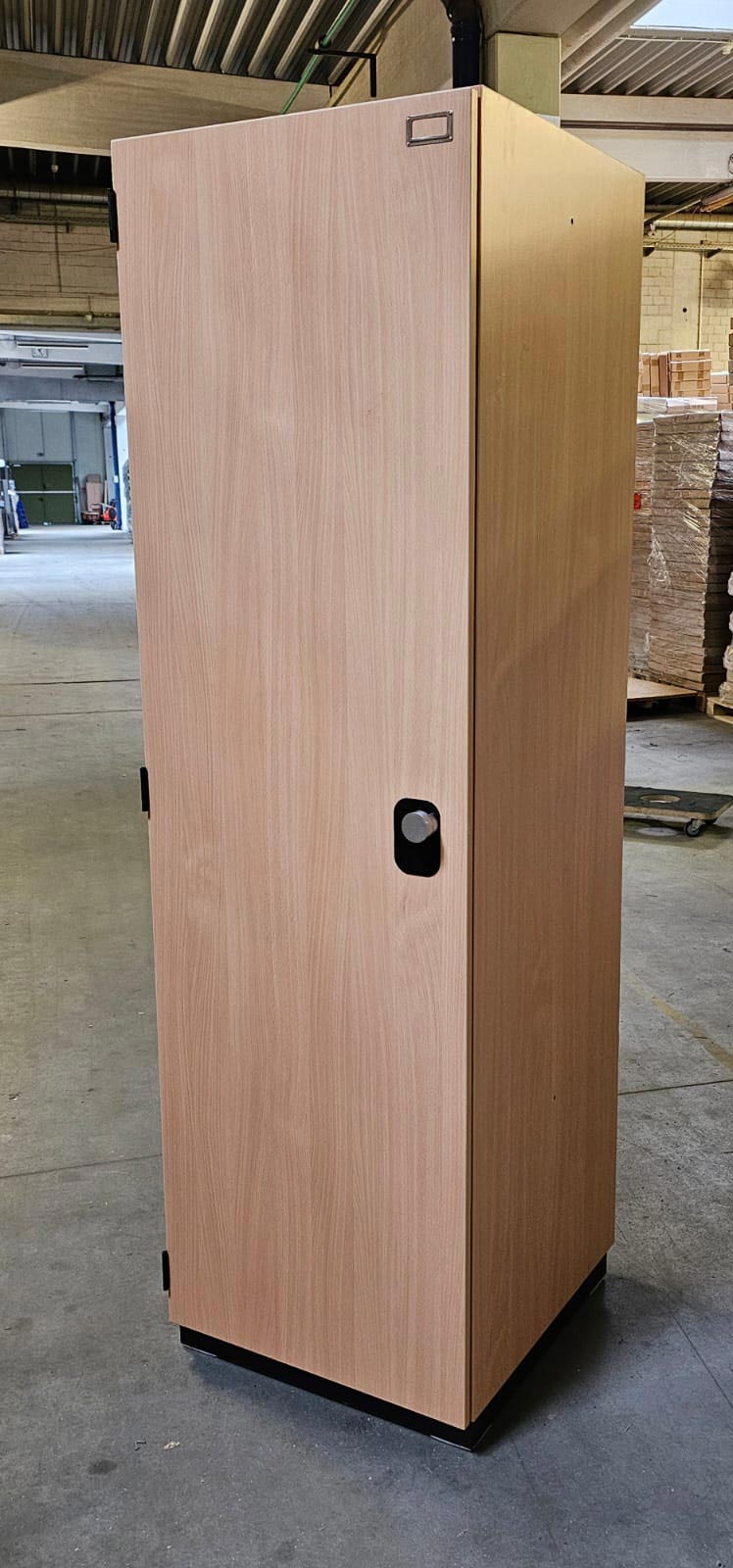 Original Bundeswehr Buche-Dekor Spind Vorderseite geschlossen 2 Original Bundeswehr Buche-Dekor Spind Vorderseite geschlossen 2