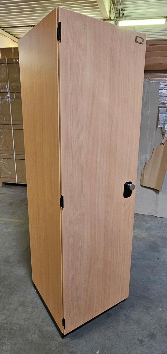 Original Bundeswehr Buche-Dekor Spind Vorderseite geschlossen Original Bundeswehr Buche-Dekor Spind Vorderseite geschlossen