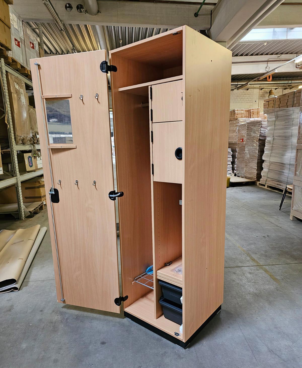 Original Bundeswehr Buche-Dekor Spind geöffnet Original Bundeswehr Buche-Dekor Spind geöffnet