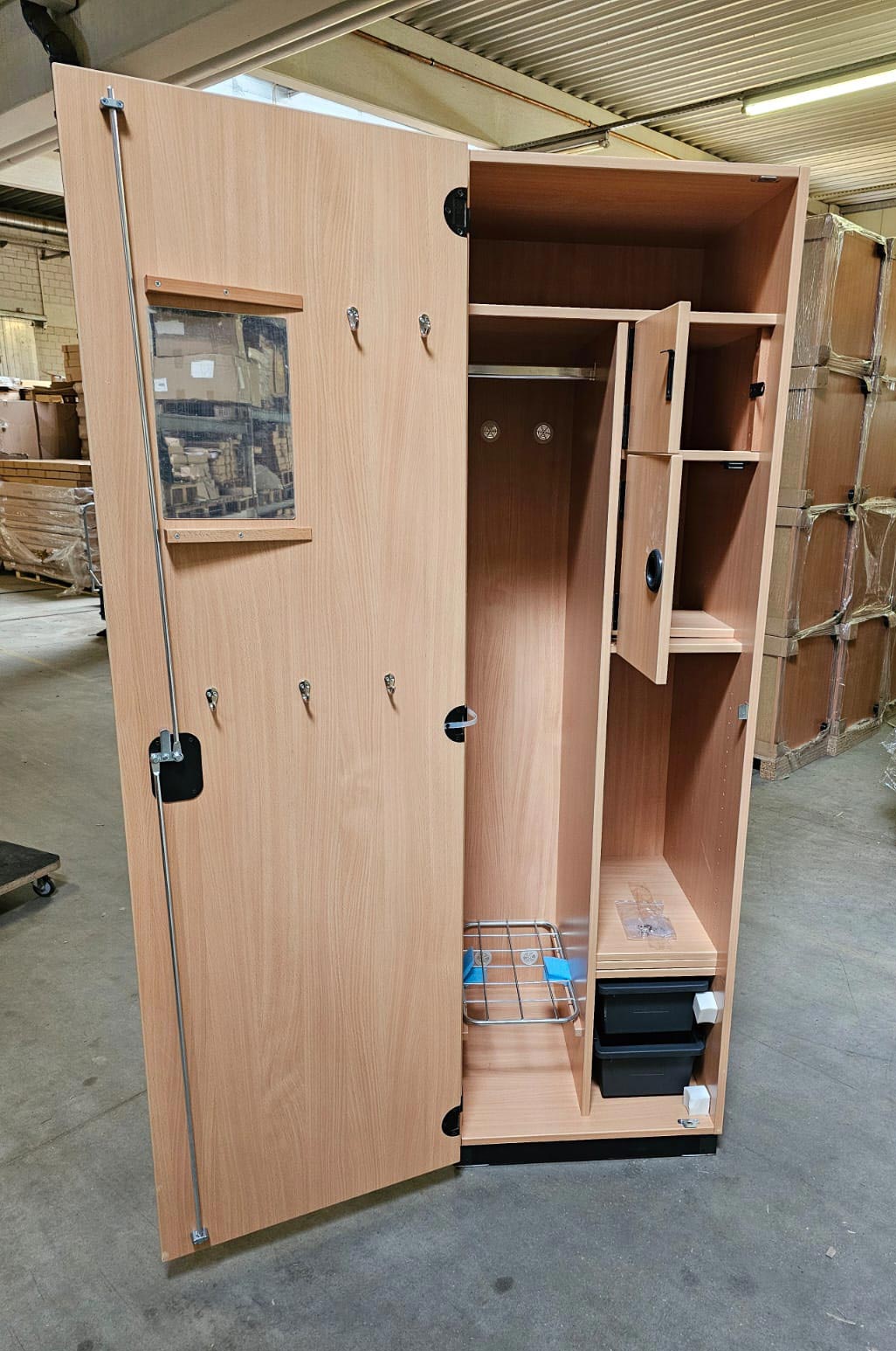 Original Bundeswehr Buche-Dekor Spind offen Original Bundeswehr Buche-Dekor Spind offen