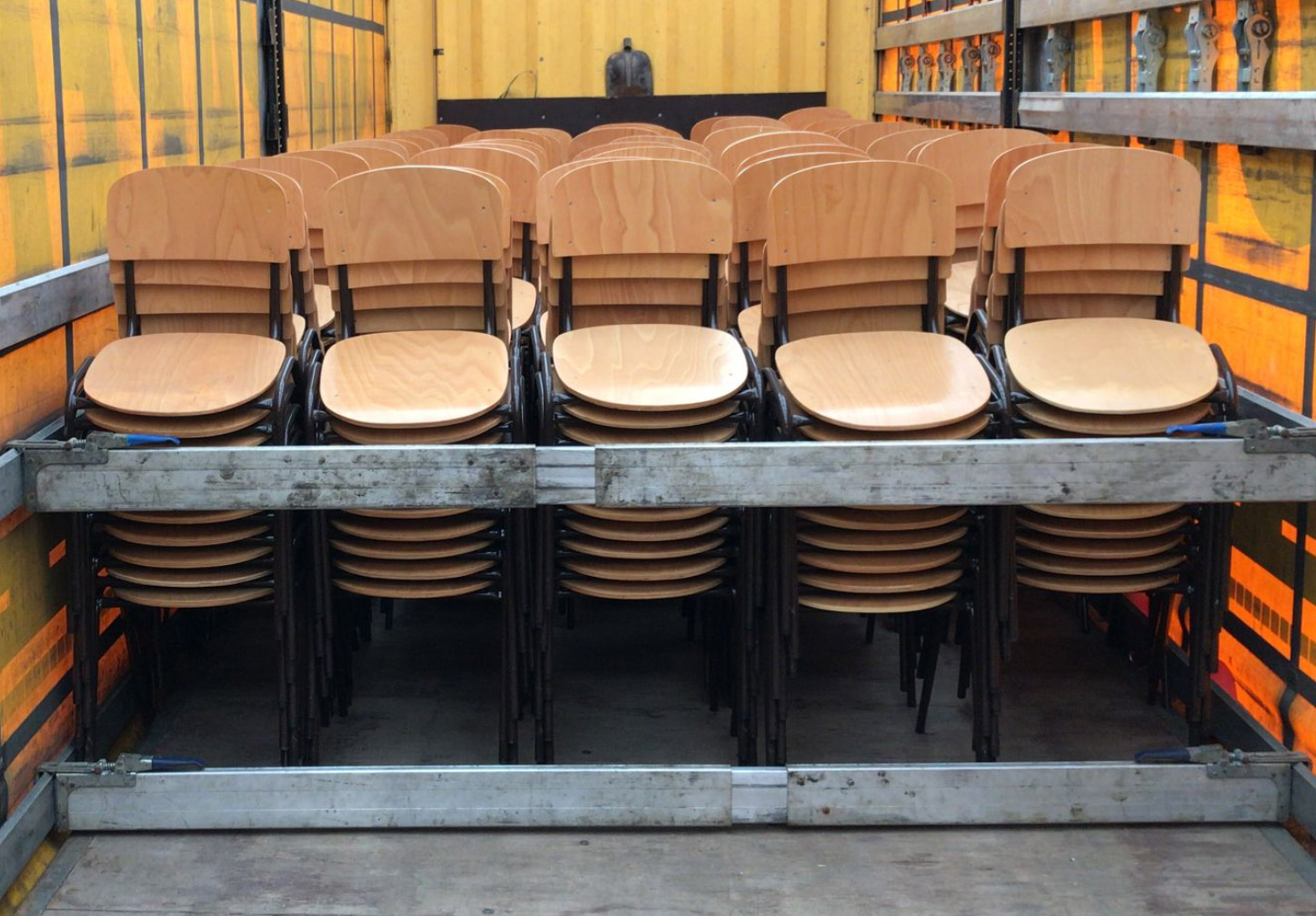 Gebrauchte Holzstühle mit schwarzen Metallgestell