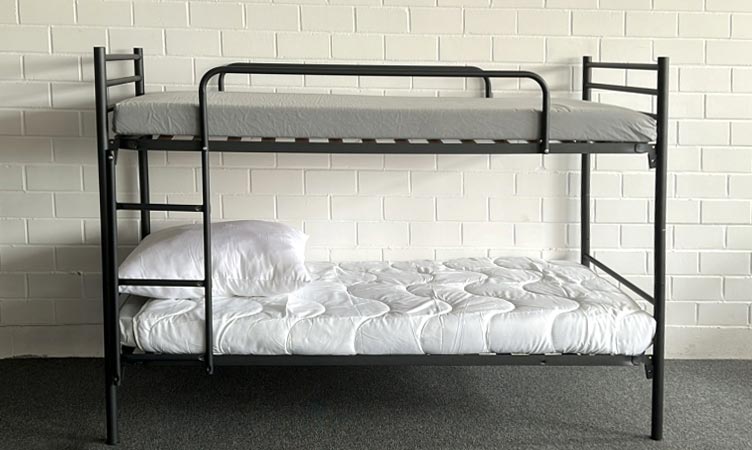 Doppestockbetts aus Stahl mit Holz-Lattenrost Doppestockbetts aus Stahl mit Holz-Lattenrost
