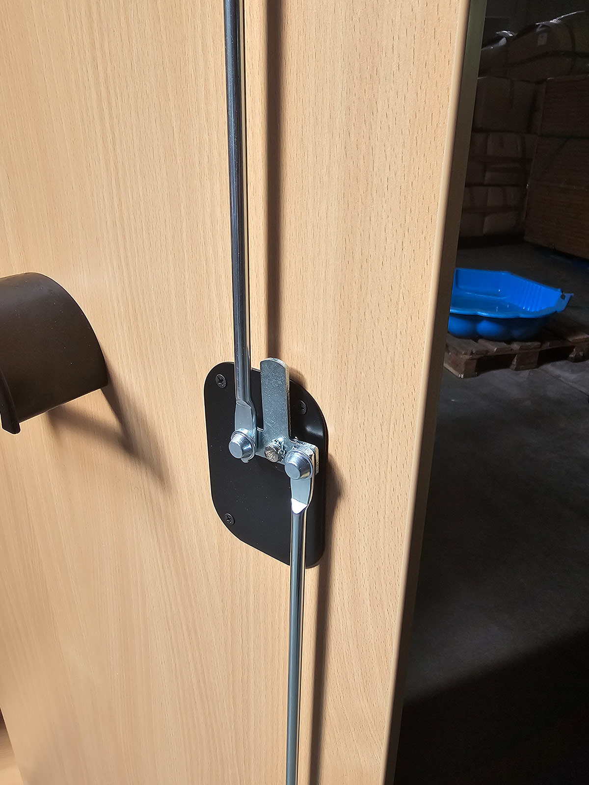 Buche-Dekor Spind der Bundeswehr - NEUWARE (rechte Seite) - Dreipunktverschluss Drehriegel Buche-Dekor Spind der Bundeswehr - NEUWARE (rechte Seite) - Dreipunktverschluss Drehriegel