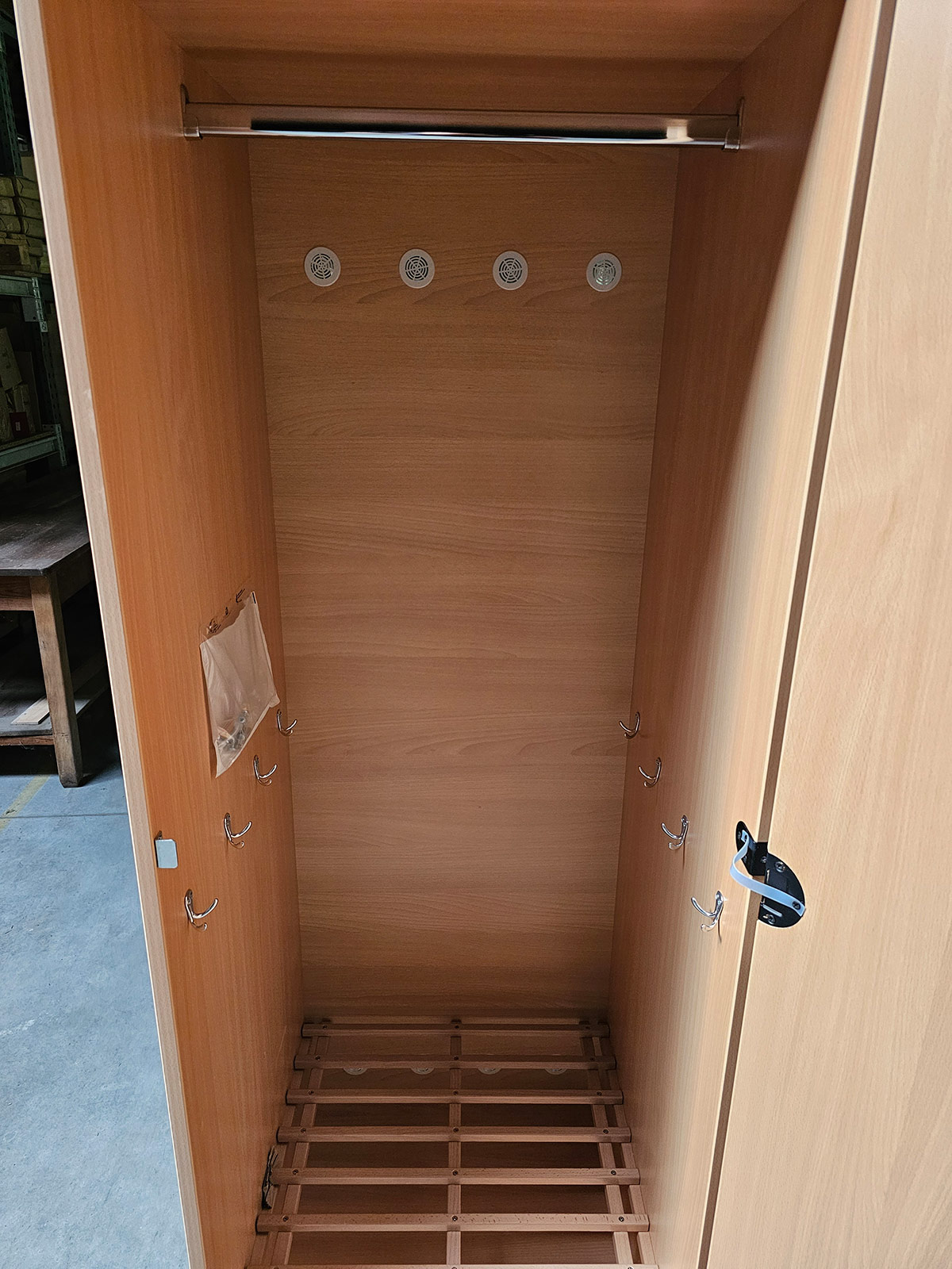 Buche-Dekor Spind der Bundeswehr - NEUWARE (rechte Seite) innelleben Buche-Dekor Spind der Bundeswehr - NEUWARE (rechte Seite) innelleben