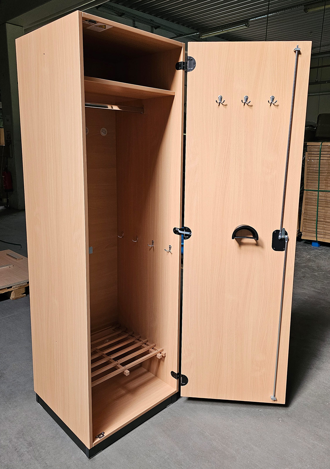 Buche-Dekor Spind der Bundeswehr - NEUWARE (rechte Seite) mit geöffneter Tür Buche-Dekor Spind der Bundeswehr - NEUWARE (rechte Seite) mit geöffneter Tür