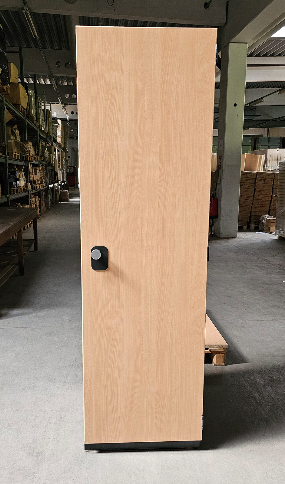 Buche-Dekor Spind der Bundeswehr - NEUWARE (rechte Seite) mit geschlossener Tür Buche-Dekor Spind der Bundeswehr - NEUWARE (rechte Seite) mit geschlossener Tür