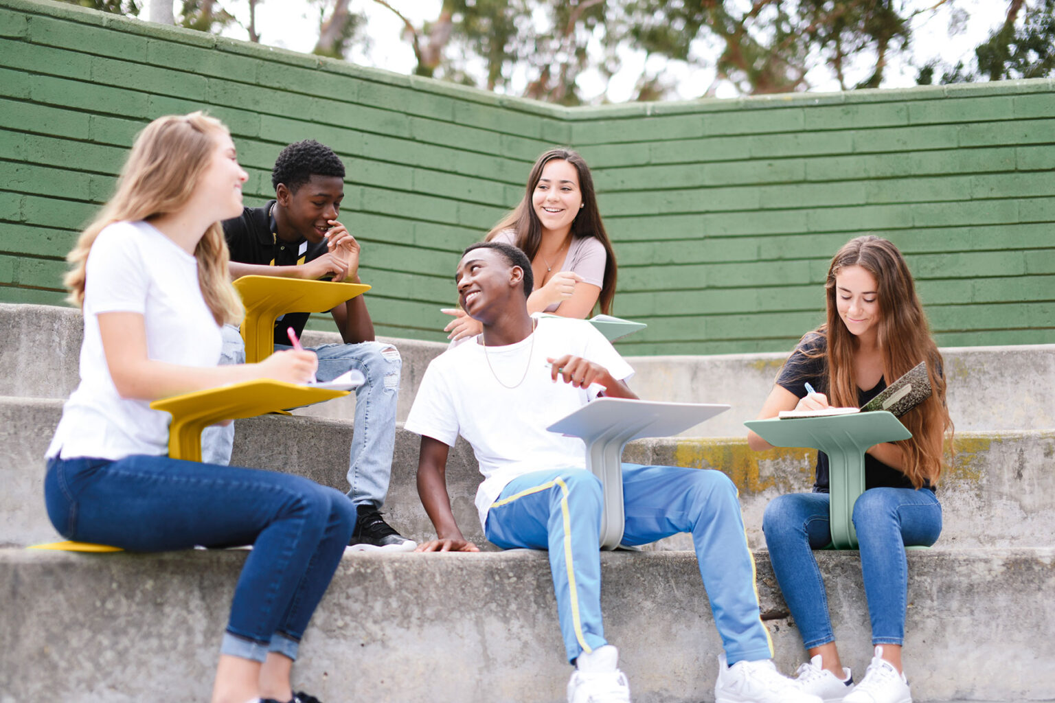 Z-Tisch Lerngruppe im Außenbereich von Schülern und Studenten