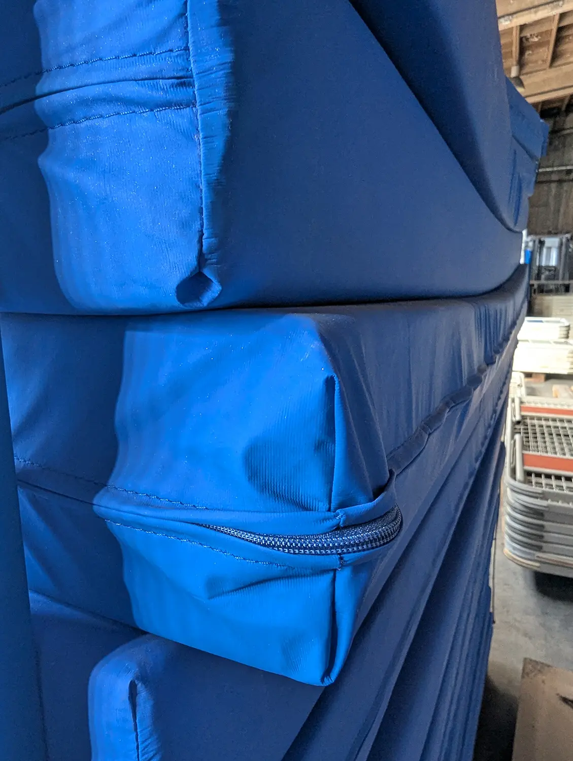 Gebrauchte Matratzen 200x80x10 cm mit PU-Bezug Detailaufnahme Gebrauchte Matratzen 200x80x10 cm mit PU-Bezug Detailaufnahme