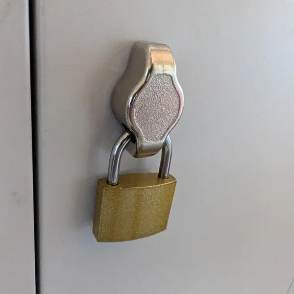 VorhängeschlossBügelschloss Zylinderschloss mit je 2 Schlüsseln an Drehriegelverschluss von Metallspind