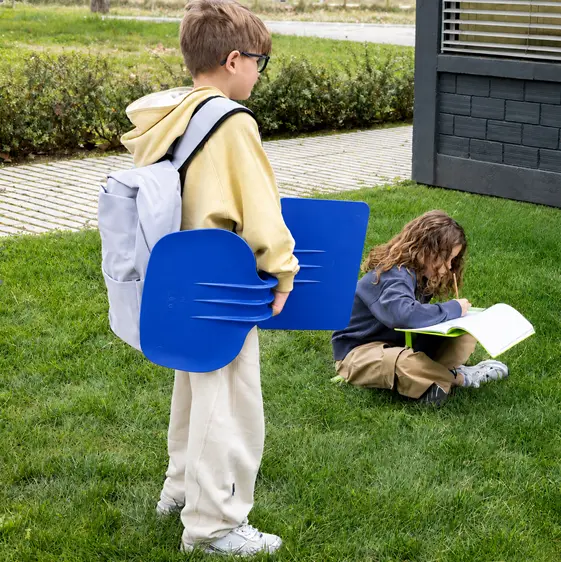 Schüler nutzen das Z-Tool im Außenbereich auf der Wiese.