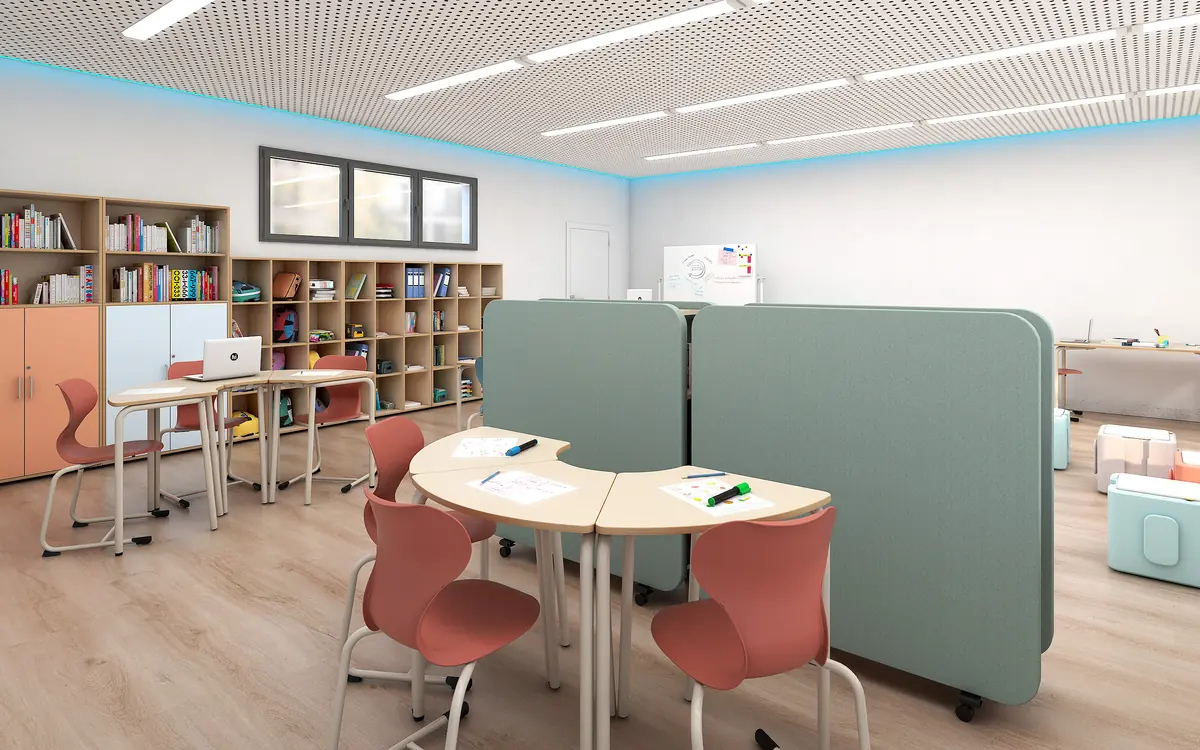 Klassenzimmer nach dem Churer Modell mit Arbeitsplätzen hinter mobilen Akustik-Stellwänden