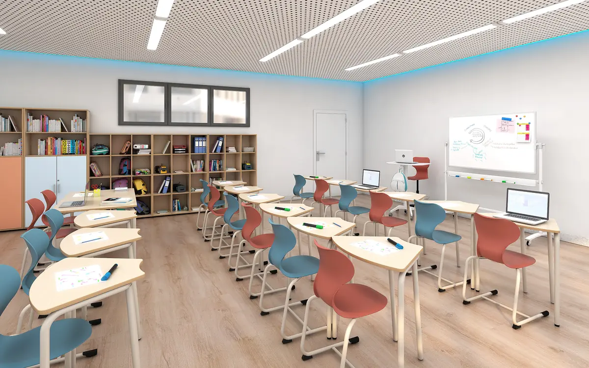 Klassenzimmer nach dem Churer Modell mit Tischreihen für den Frontalunterricht