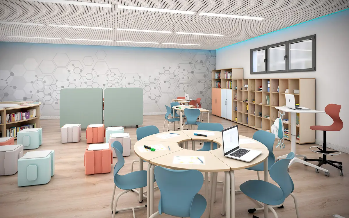 Klassenzimmer nach dem Churer Modell mit rundem Gruppentisch und Stühlen