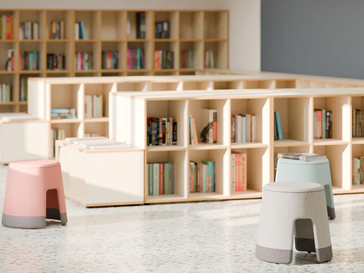 Niedrige Holzregale und Sitzhocker in einer Schulbibliothek