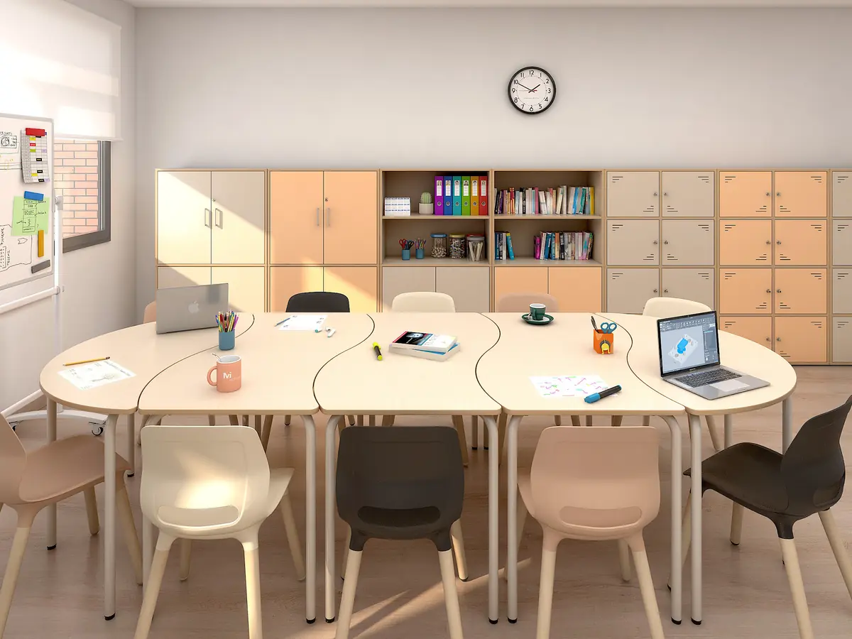 Kombinierbare Schultische in Wellenform als Arbeitsfläche für Gruppenarbeit
