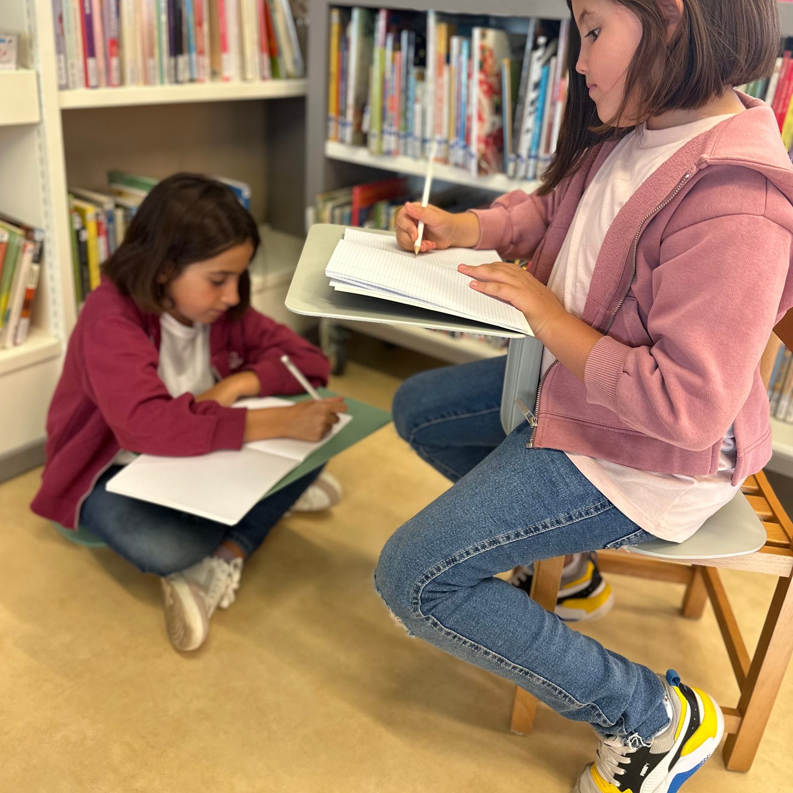 Z-Tool Sitztisch in der Schulbibliothek – Schülerinnen arbeiten am mobilen Sitz-Tisch